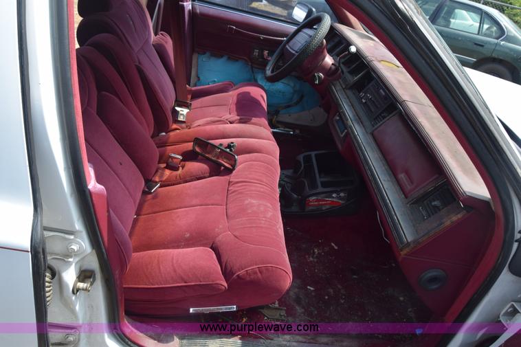 image for item J7780 1991 Lincoln Town Car Signature