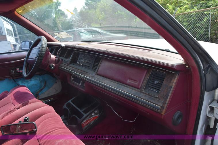 image for item J7780 1991 Lincoln Town Car Signature