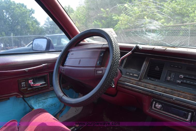 image for item J7780 1991 Lincoln Town Car Signature