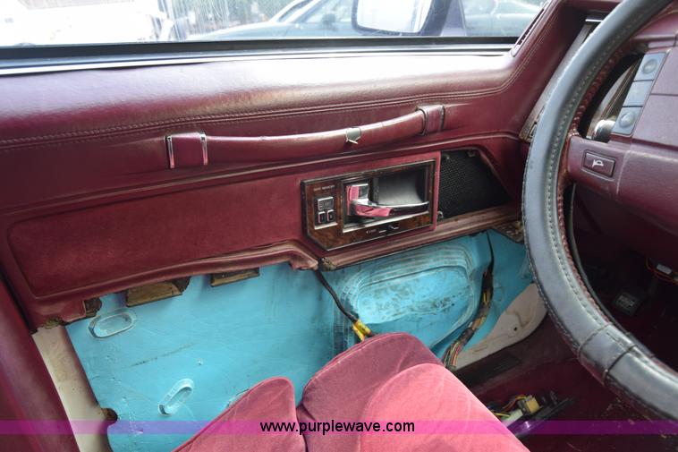 image for item J7780 1991 Lincoln Town Car Signature