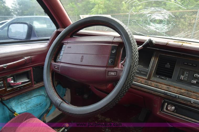 image for item J7780 1991 Lincoln Town Car Signature