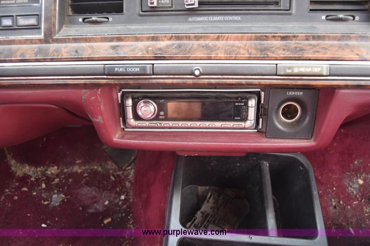 image for item J7780 1991 Lincoln Town Car Signature