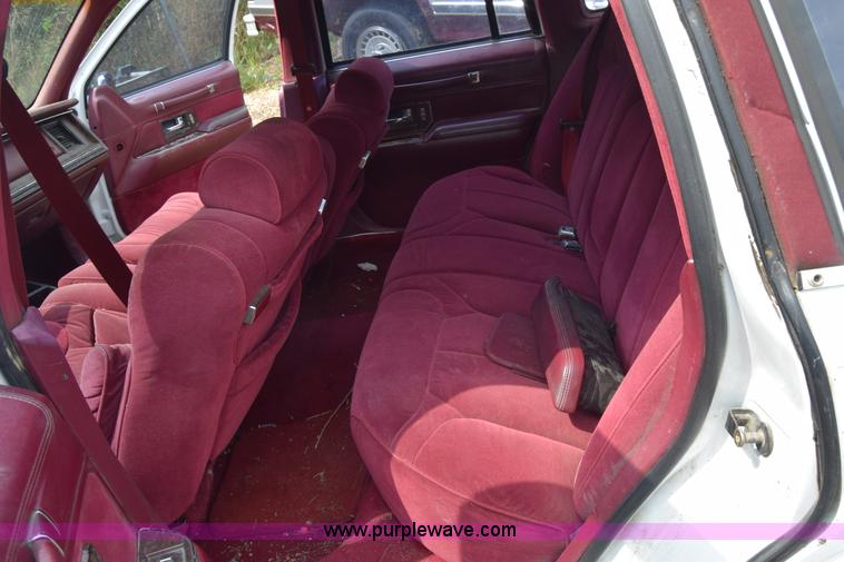 image for item J7780 1991 Lincoln Town Car Signature