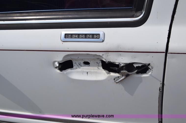 image for item J7780 1991 Lincoln Town Car Signature