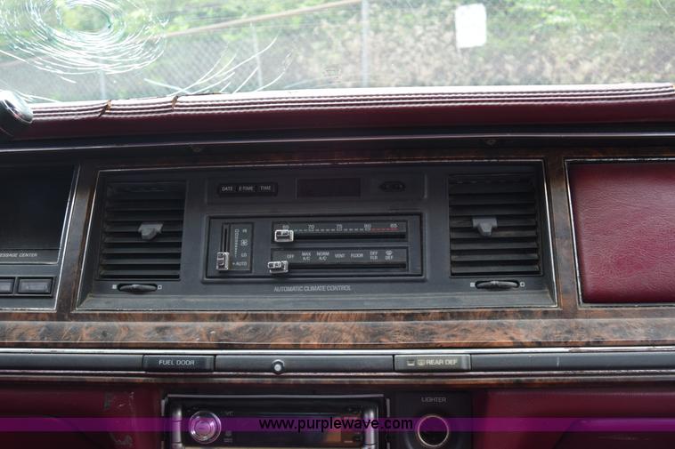 image for item J7780 1991 Lincoln Town Car Signature