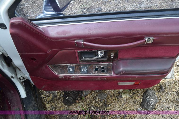 image for item J7780 1991 Lincoln Town Car Signature