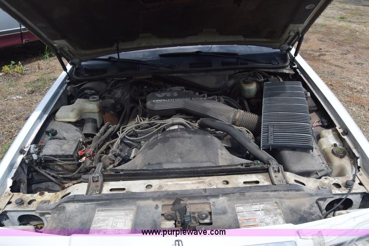 image for item J7780 1991 Lincoln Town Car Signature