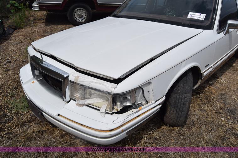 image for item J7780 1991 Lincoln Town Car Signature