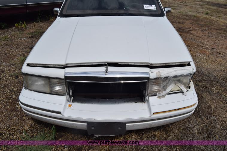 image for item J7780 1991 Lincoln Town Car Signature