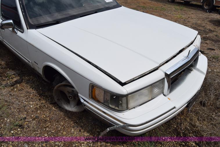 image for item J7780 1991 Lincoln Town Car Signature