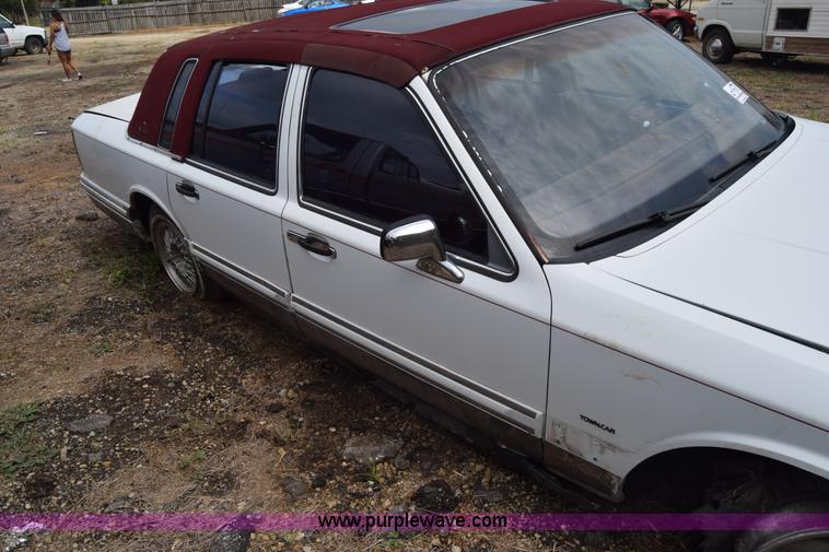 image for item J7780 1991 Lincoln Town Car Signature