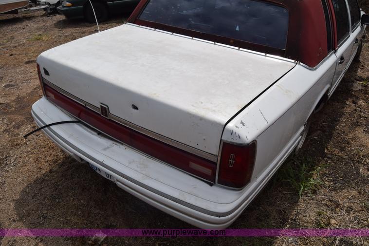 image for item J7780 1991 Lincoln Town Car Signature