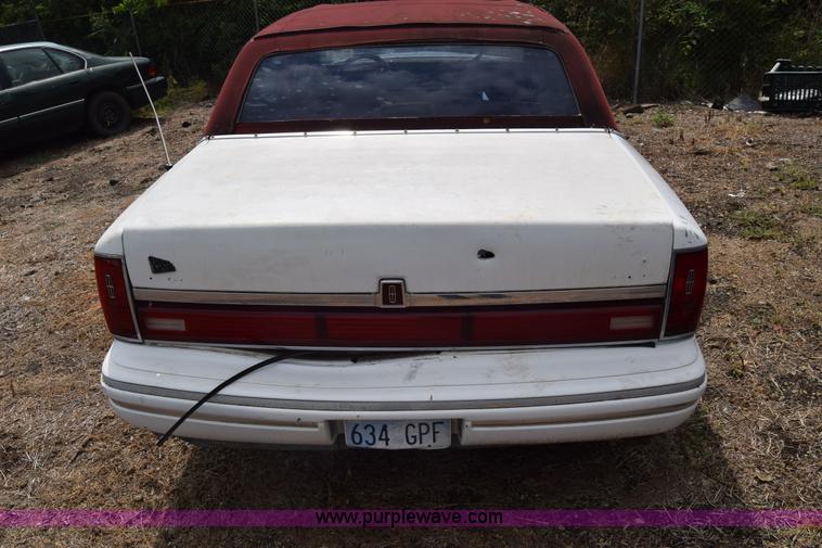 image for item J7780 1991 Lincoln Town Car Signature