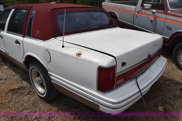 image for item J7780 1991 Lincoln Town Car Signature