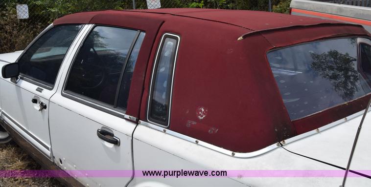 image for item J7780 1991 Lincoln Town Car Signature