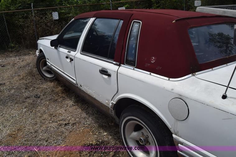image for item J7780 1991 Lincoln Town Car Signature