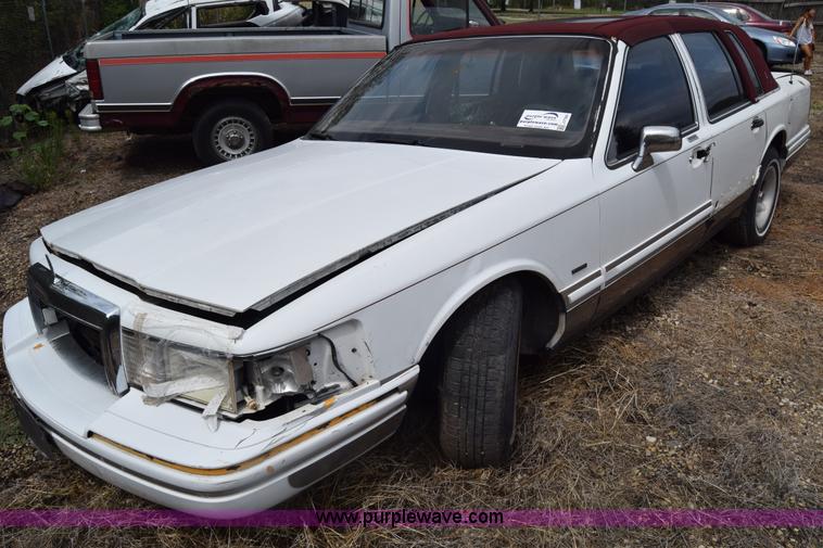 image for item J7780 1991 Lincoln Town Car Signature