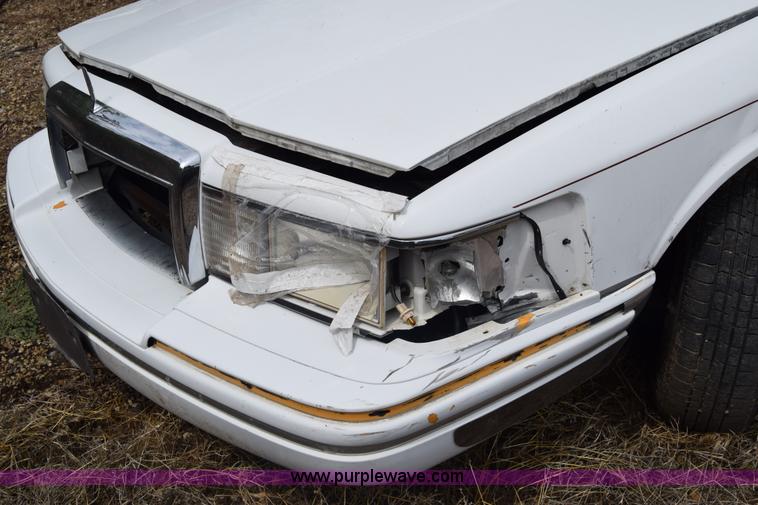 image for item J7780 1991 Lincoln Town Car Signature