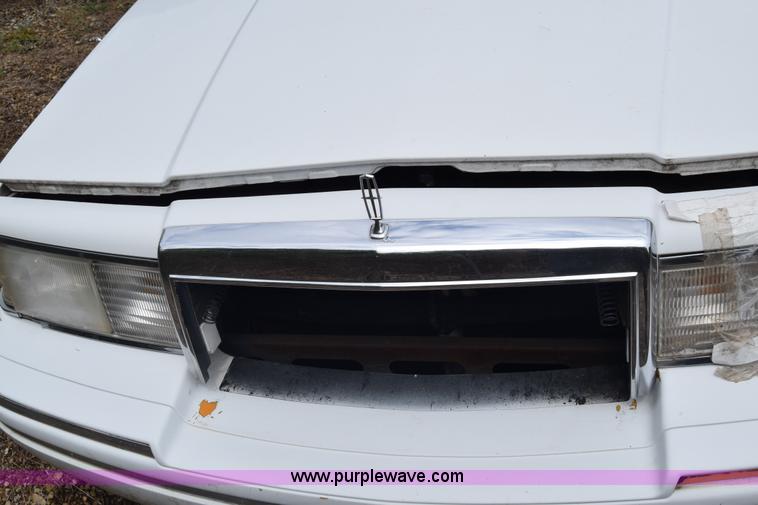 image for item J7780 1991 Lincoln Town Car Signature