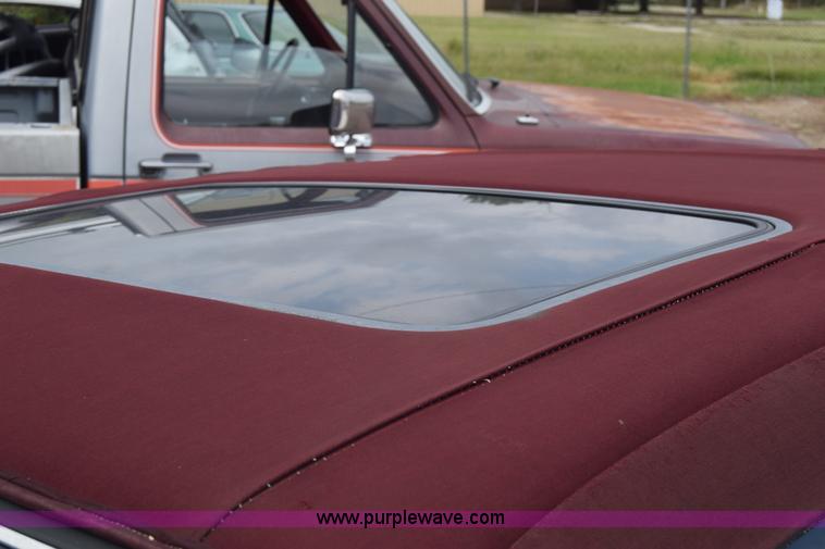 image for item J7780 1991 Lincoln Town Car Signature