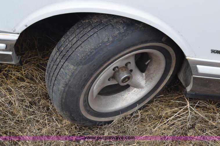 image for item J7780 1991 Lincoln Town Car Signature