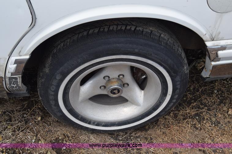 image for item J7780 1991 Lincoln Town Car Signature