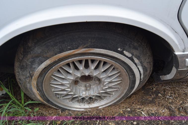 image for item J7780 1991 Lincoln Town Car Signature