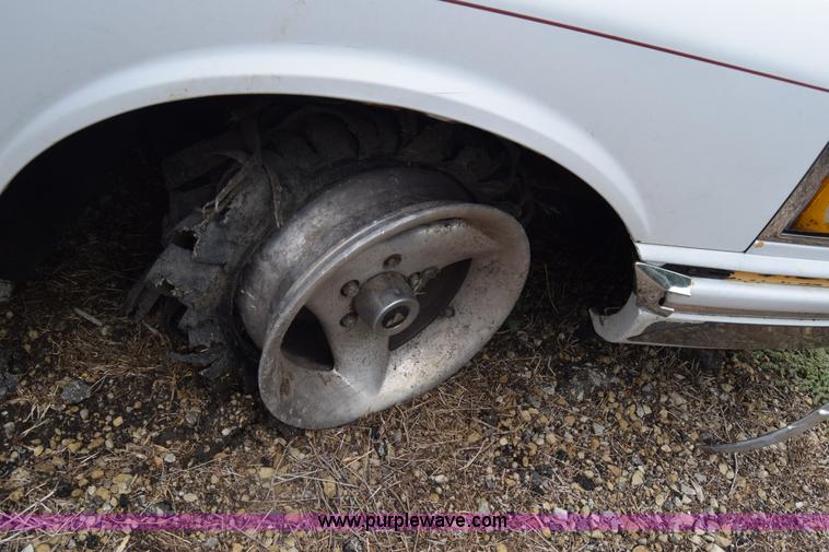 image for item J7780 1991 Lincoln Town Car Signature