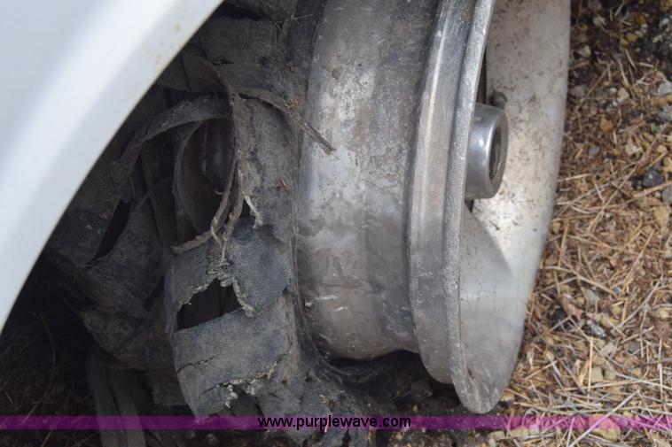 image for item J7780 1991 Lincoln Town Car Signature