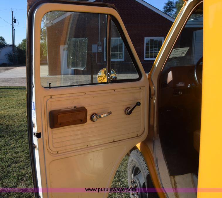 image for item J8004 1991 Chevrolet G30 school bus