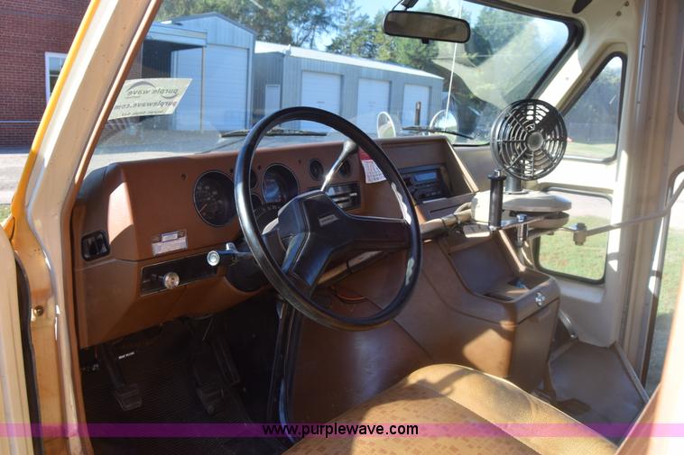 image for item J8004 1991 Chevrolet G30 school bus