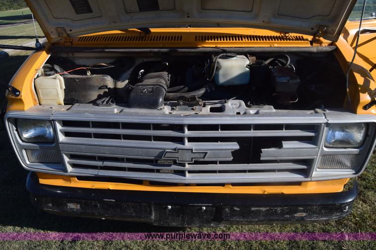 image for item J8004 1991 Chevrolet G30 school bus