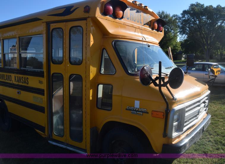 image for item J8004 1991 Chevrolet G30 school bus