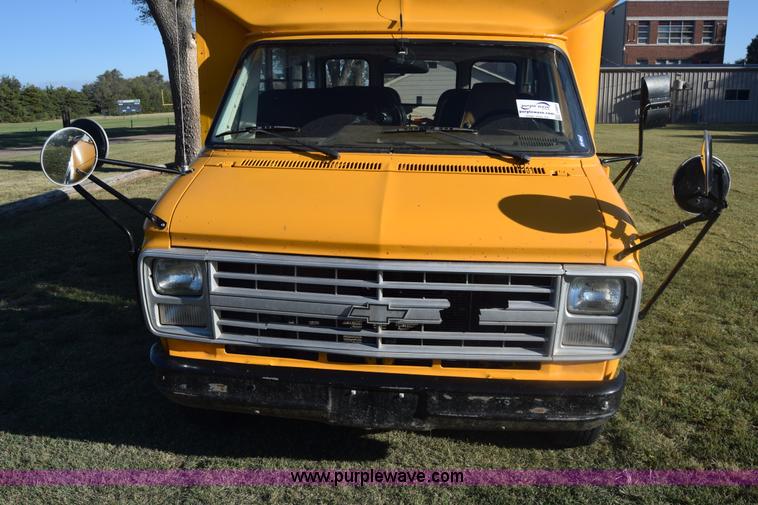 image for item J8004 1991 Chevrolet G30 school bus