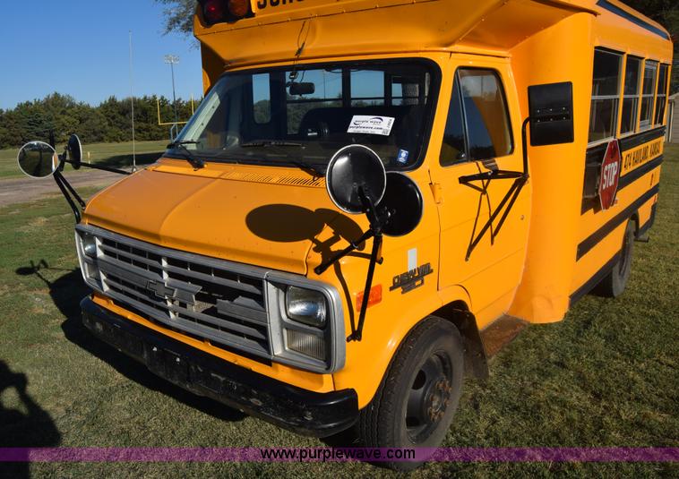 image for item J8004 1991 Chevrolet G30 school bus