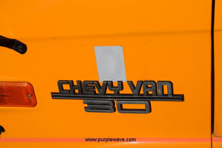 image for item J8004 1991 Chevrolet G30 school bus