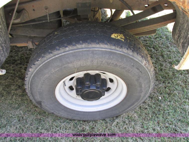 image for item J8712 2002 Ford F250 Super Duty XL SuperCab pickup truck