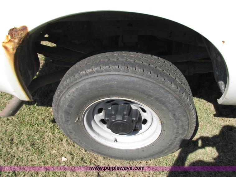 image for item J8712 2002 Ford F250 Super Duty XL SuperCab pickup truck