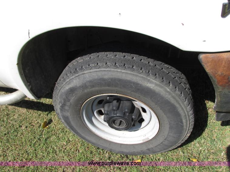 image for item J8712 2002 Ford F250 Super Duty XL SuperCab pickup truck