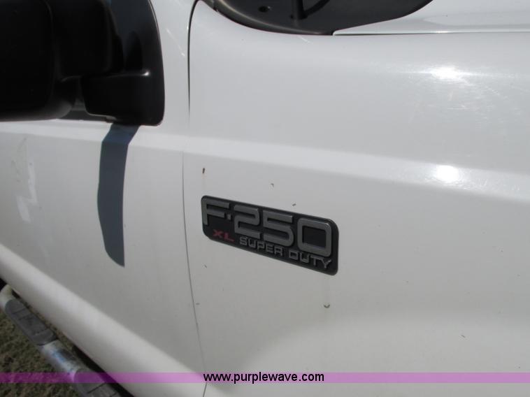 image for item J8712 2002 Ford F250 Super Duty XL SuperCab pickup truck