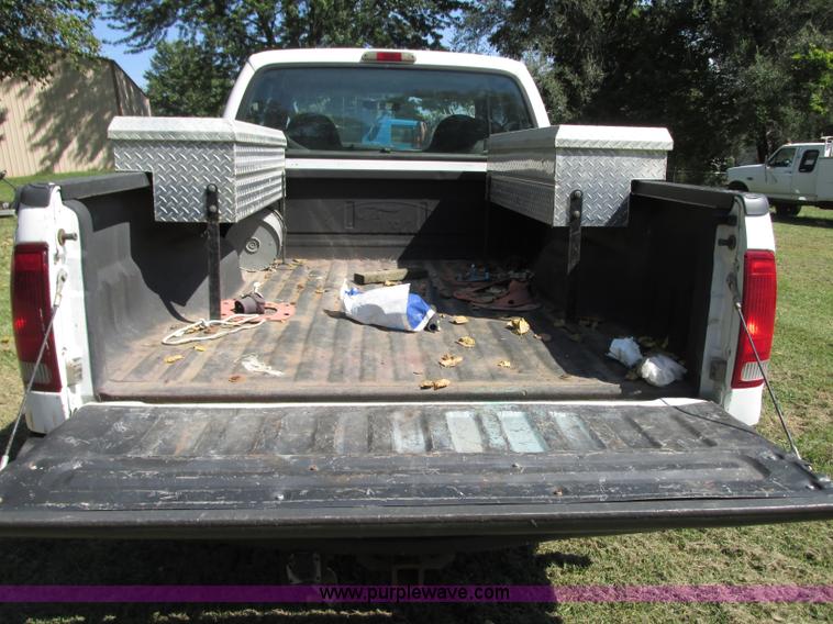 image for item J8712 2002 Ford F250 Super Duty XL SuperCab pickup truck