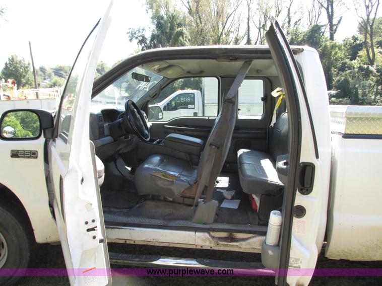 image for item J8712 2002 Ford F250 Super Duty XL SuperCab pickup truck