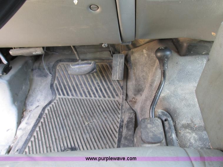 image for item J8712 2002 Ford F250 Super Duty XL SuperCab pickup truck