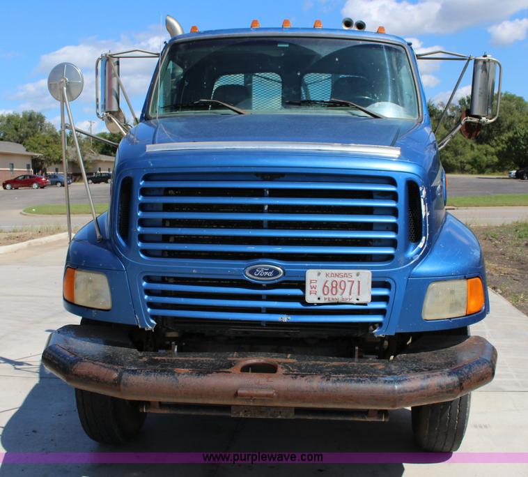 image for item K1160 1998 Ford AT9513 Aeromax 113 cab and chassis