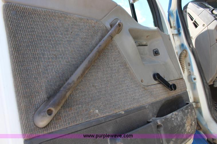 image for item K1160 1998 Ford AT9513 Aeromax 113 cab and chassis