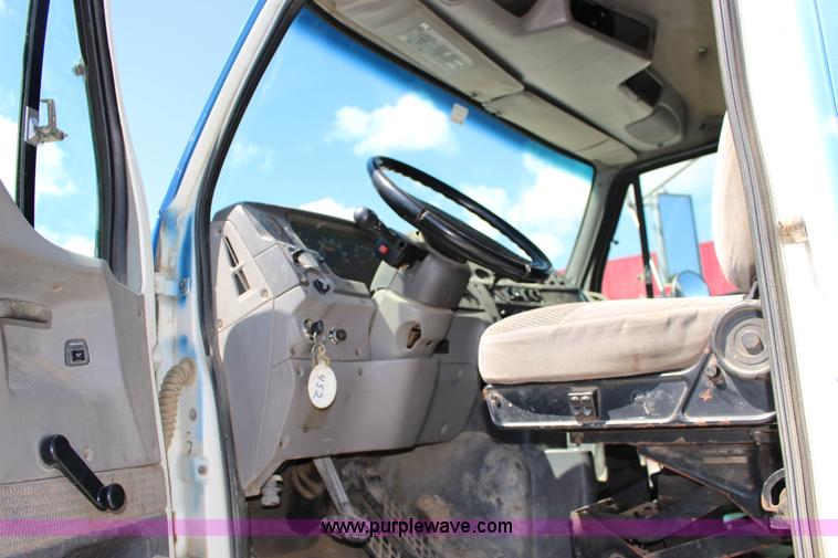 image for item K1160 1998 Ford AT9513 Aeromax 113 cab and chassis