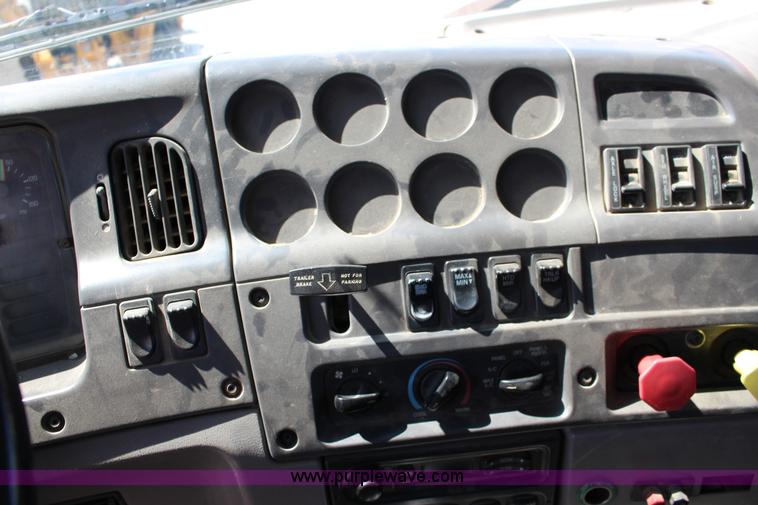 image for item K1160 1998 Ford AT9513 Aeromax 113 cab and chassis