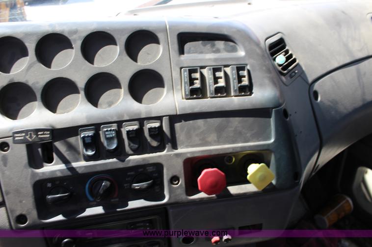 image for item K1160 1998 Ford AT9513 Aeromax 113 cab and chassis