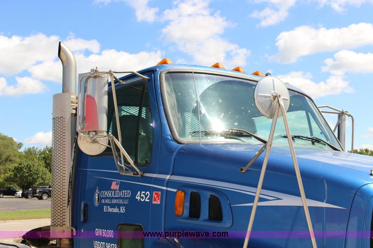 image for item K1160 1998 Ford AT9513 Aeromax 113 cab and chassis