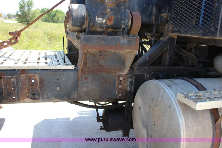 image for item K1160 1998 Ford AT9513 Aeromax 113 cab and chassis